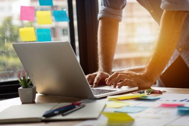 Bağlantı ve teknoloji kavramı, adam kullanmak laptop içinde yazıhane ile