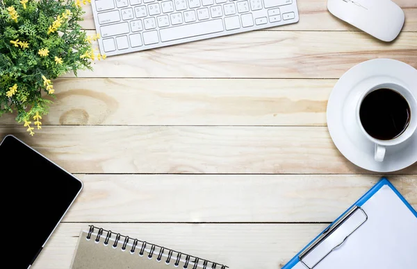 Fondo de madera con cuaderno y herramientas de objetos de café y seo o — Foto de Stock