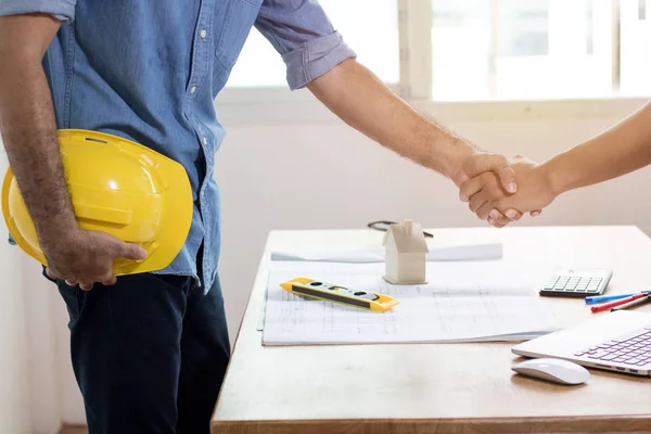 Teamwork concept, Architecture team shaking hand in building con — Stock Photo, Image