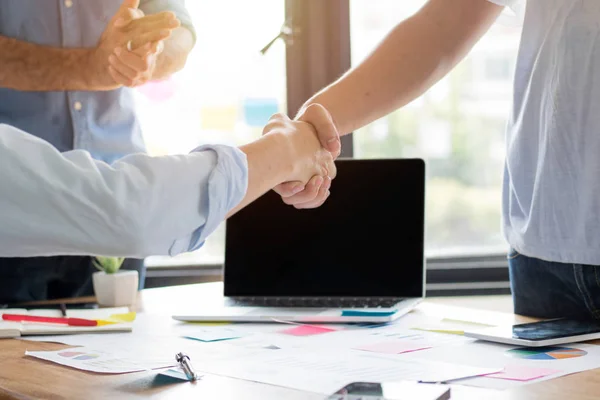 Gente de negocios estrechando la mano para cooperar y tratar en los negocios s — Foto de Stock