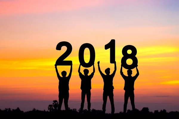 Pessoas silhueta segurando 2018 para o ano novo concep — Fotografia de Stock
