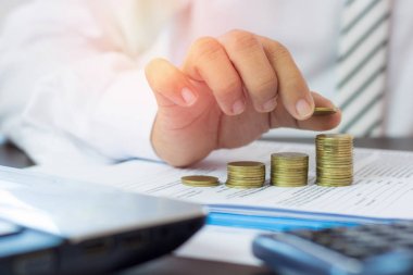 işadamı para sikke, başarı, finans ve sermaye ba yığılmış