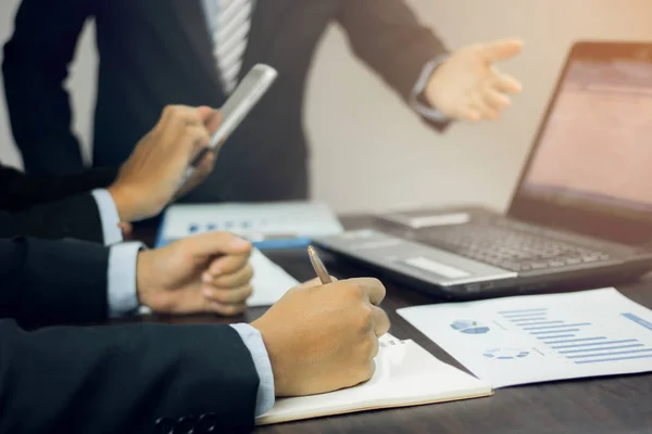 Trabajo en equipo y concepto de éxito, grupo de empresarios que se reúnen con un — Foto de Stock