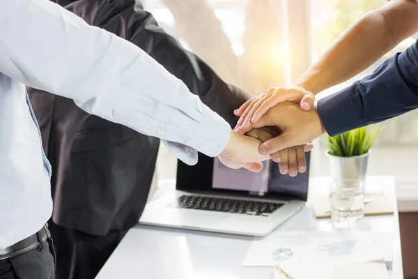 Lavoro di squadra e concetto di partner, mano del gruppo di uomini d'affari me — Foto Stock