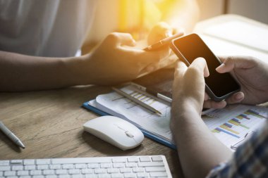 adam kullanım telefon iletişim ve iş hakkında bağlamak için Grup