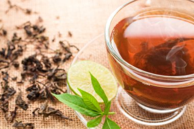 Kenevir çuval ve Günaydın tabloda çay bardak