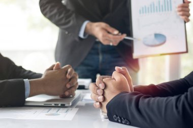Finans elini tutarak arkadaşları ile konuşurken işadamı 