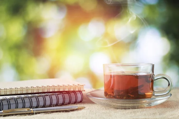 Sıcak ahşap masa için sabah saat üzerinde bok içme çay bardak