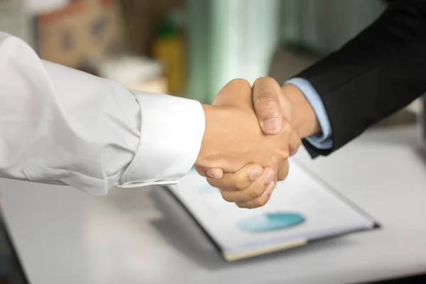 Business people shaking hand to coorperate and deal in business