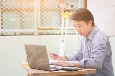 İnşaat yer masada çalışan iş adamı