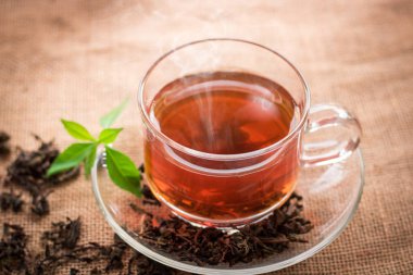 Kenevir çuval ve Günaydın tabloda çay bardak
