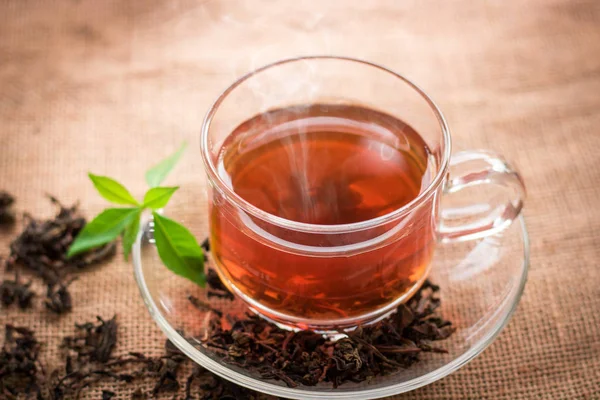 Kenevir çuval ve Günaydın tabloda çay bardak