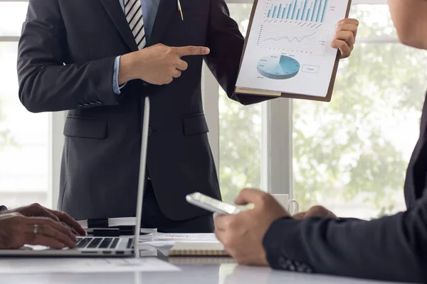 Empresario hablando con colegas sobre las finanzas y el éxito de — Foto de Stock