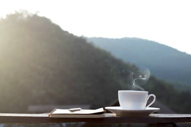 sıcak kahve kalem ile brackfast ve not defteri üzerinde ahşap için