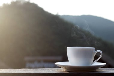 brackfast Nehri yakınında ahşap balkon için sıcak kahve ve