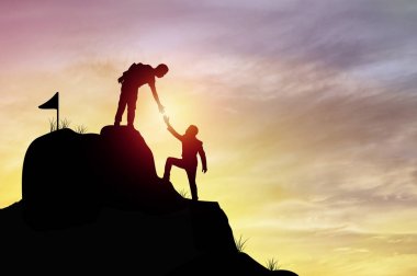 dağ taş, kavram olarak kazanan, iyileştirme ve hedef iş ve spor başarı için tırmanmaya siluet insanlar yardım eli