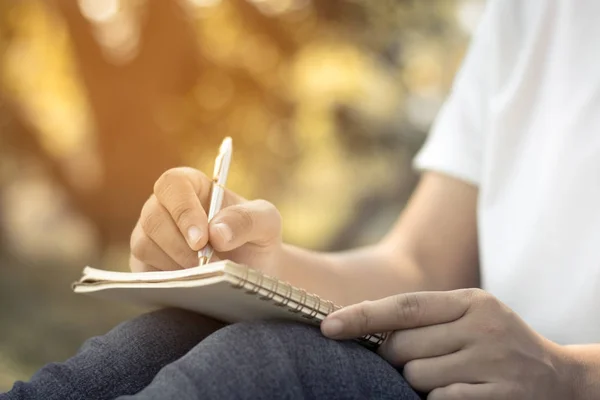 Primer Plano Las Mujeres Jóvenes Que Escriben Cuaderno Parque Concepto —  Fotos de Stock