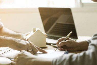 Ev alıcı vardır işaret sözleşme sayfası Ajan veya Office broker, konsepti ile sigorta veya ev Ticari sözleşme
