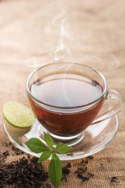 Fincan sıcak çay dilim limon üzerinde mola hızlı ve içme süresi sabah için kenevir çuval ile