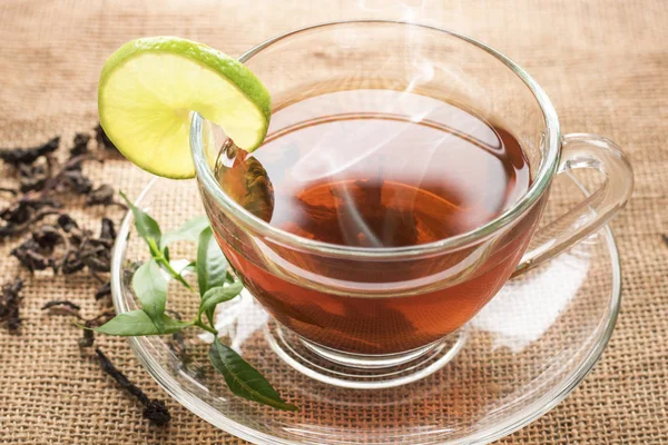 Fincan sıcak çay dilim limon üzerinde mola hızlı ve içme süresi sabah için kenevir çuval ile