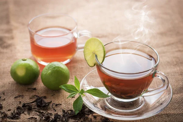 Fincan sıcak çay dilim limon üzerinde mola hızlı ve içme süresi sabah için kenevir çuval ile