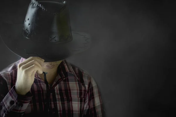 Retrato Cowboy Toque Chapéu Couro Fumaça Fundo Preto — Fotografia de Stock