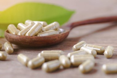 Ahşap masa yaprağı ile ahşap biriktirme üzerinde bitkisel ilaç