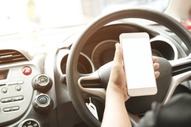 Adam kullanım telefon ve mobilephone, kavram yolu Caddesi trafik sıkışıklığı nedeniyle görünüyorsun, Araba, vdo çağrı ve wiresless çalışma olarak boş ekranda arıyor