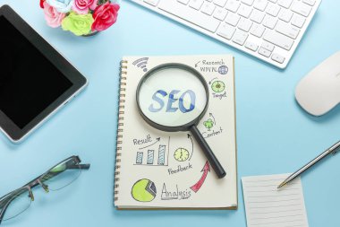 Çalışma tablosu üzerinde Seo ve grafik kağıdına Büyüteç, iş nesnesini ve teknoloji araçları, para sikke Üstten Görünüm