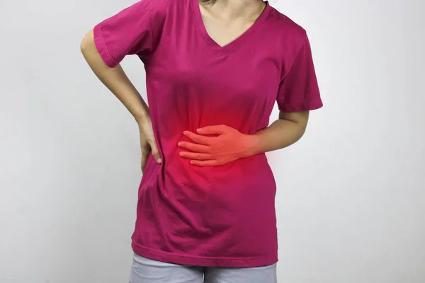 妇女有胃痛和粉红色 T恤衫 — 图库照片
