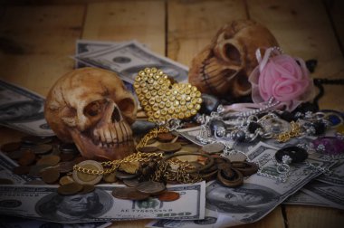 banknot ve madeni para, para, para ve para yüzünden ölüm için çalışma kavramında kafatasında