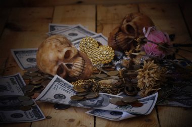 banknot ve madeni para, para, para ve para yüzünden ölüm için çalışma kavramında kafatasında