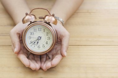 yandan saat alarm ve kelime ve metin, ahşap arka plan için alanı Kopyala