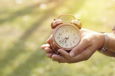 Kadınlar yandan uyandığımız alan yeşil bahçe arka plan ile de saati göster