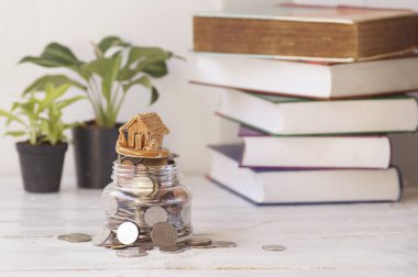 sikke, bitki ve kitap arka plan üzerinde tablo, satın alma, kredi ve eve satış konsepti ile ev