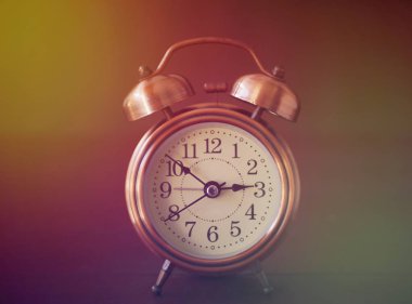 Klasik ahşap masa saati