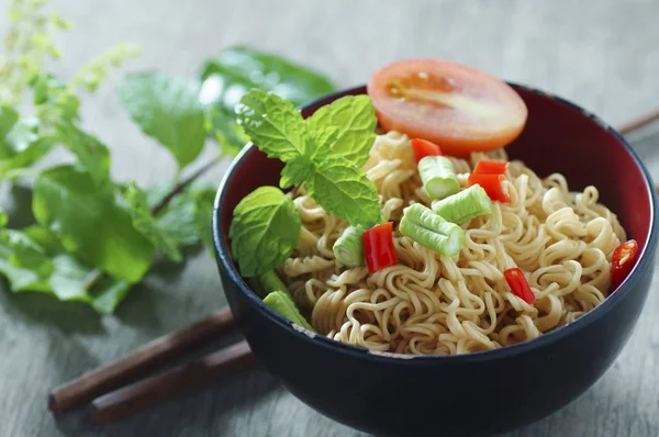 Instant Noodles Shiitake Pepper Chilli Bowl Asian Meal Table — Stock Photo, Image