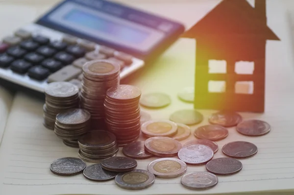 计算器和房子的一堆硬币 概念在销售 贷款和金融业务 — 图库照片