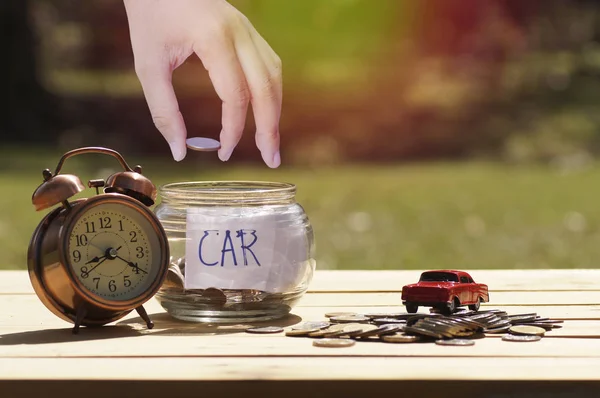 Hand Legte Geld Glasflasche Für Den Kauf Eines Autos Mit — Stockfoto