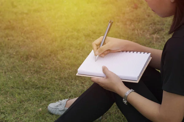 Donna Seduta Scrivere Sul Taccuino Depositato — Foto Stock