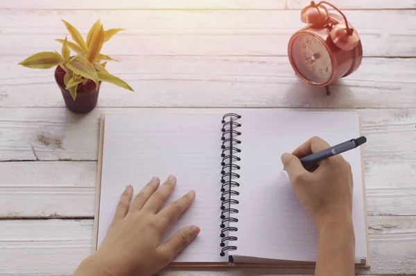 Scrittura Mano Sul Tavolo — Foto Stock