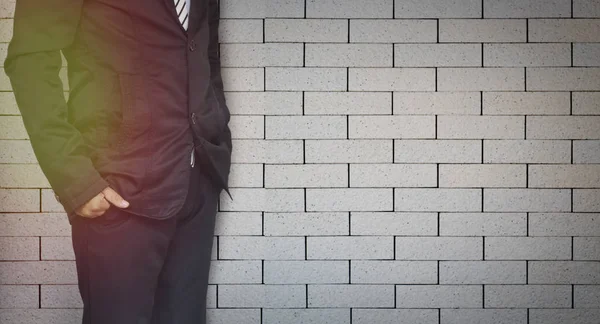 Hombre Negocios Pie Sobre Fondo Pared Ladrillo Con Espacio Copia — Foto de Stock