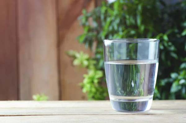 Bicchiere Acqua Potabile Fondo Legno Natura Verde — Foto Stock