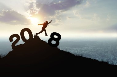 2018 ile yeni yıl dağ ve şehir üzerinde kavram olarak dinlenmek ve seyahat için zaman atlama Gezgin adam silüeti