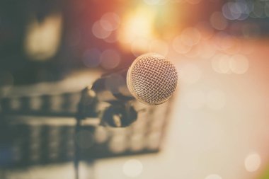 mikrofon ve bokeh arka plan, kavram Stüdyo Oda ve toplantı salonunda müzik enstrümanı olarak