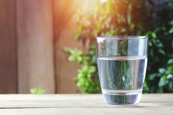 Bicchiere Acqua Potabile Fondo Legno Natura Verde — Foto Stock