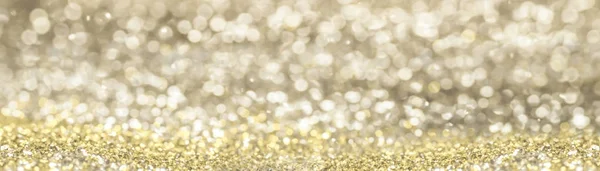 キラキラ ビンテージ ライト背景とパノラマのデフォーカス 金と銀のクリスマスや新年の背景 — ストック写真