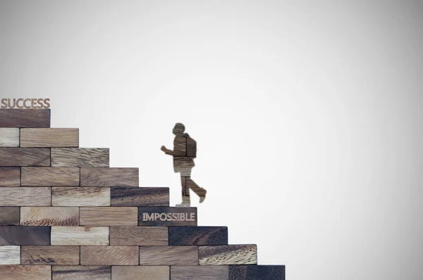 木製階段 成功と開発コンセプトに歩くビジネスマン — ストック写真