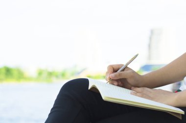 halkı, yazma öğrenci el ve not not defterinde park, kavram olarak eğitim girişimi ve kazanmak, gelecekteki yaşam için bilgi geliştirmek niyetinde için çaba