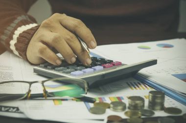 Muhasebe ve Finans'de sabah tabloda iş işadamı basarak hesap makinası